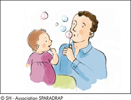 Papa distrait son enfant avec des bulles