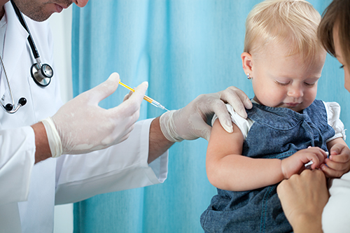 Vaccin d'un enfant dans les bras de sa mère