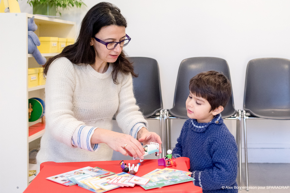 Maman se servant de Playmobil pour expliquer l'hospitalisation à son fils