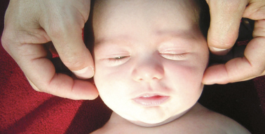 Animer un atelier massage bébé auprès des parents