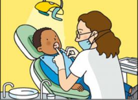 Un dentiste fait une anesthésie locale à un enfant