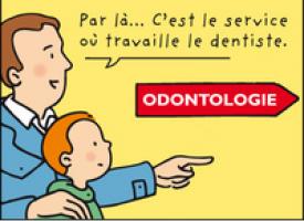 Un enfant et son père se dirigent vers le service d'odontologie indiqué par un panneau