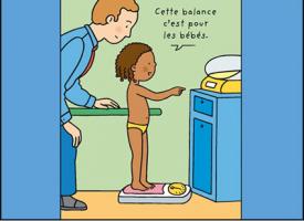 Un enfant debout sur un pèse-personne chez le médecin
