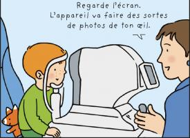 Ophalmologiste utilisant le réfractomètre pour vérifier la vue d'un enfant