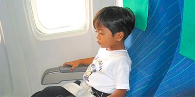 Enfant qui voyage en avion