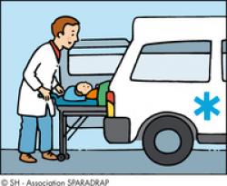Un ambulancier porte un enfant sur un brancard dans son ambulance