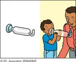 Un enfant utilise une chambre d'inhalation