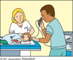 Un enfant avec une infirmière et le médecin qui lui fait une bibroscopie