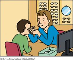 Une opticienne essaye une paire de lunettes à un enfant assis face à elle.