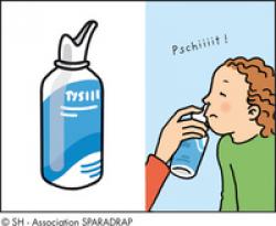 "Pschiiiit !" Un enfant utilise un spray pour le nez