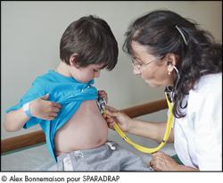 Photo d'un médecin écoutant le coeur et la respiration d'un enfant