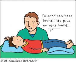 Un psychomotricien qui fait faire de la relaxation à un enfant